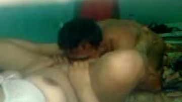 India madurita se desnuda y folla duro